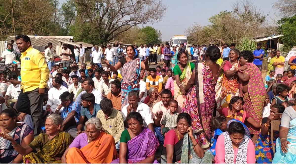 Residents, relatives of accident victims block Arakkonam-Sholingur road