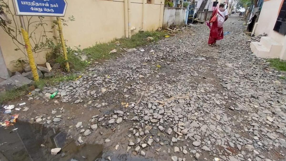 Relaying of roads has been halted at Kasbapuram in Agaramthen