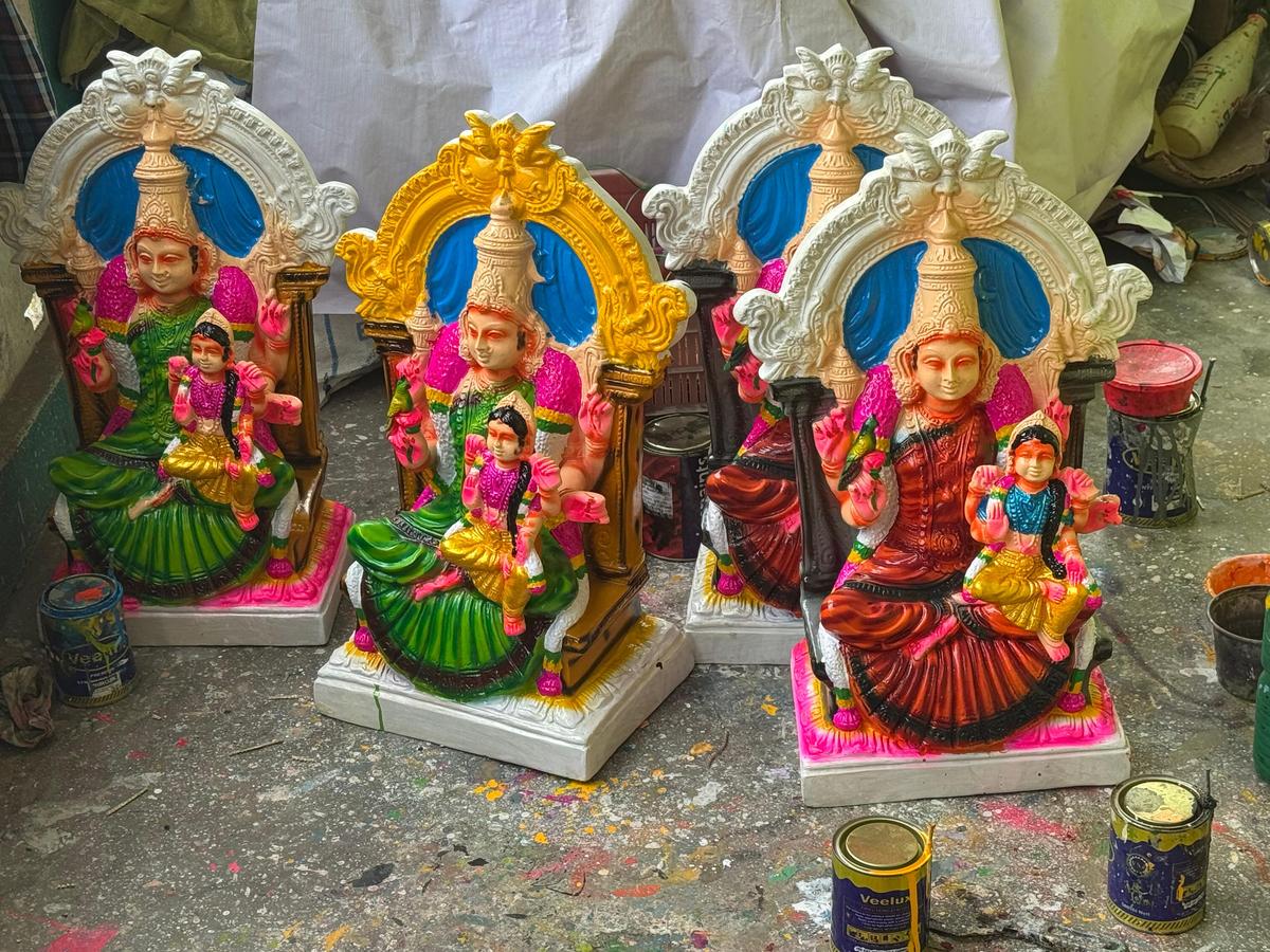 Unfinished dolls kept out for drying after the initial coating of paint. Unfinished dolls kept out for drying after the initial coating of paint.