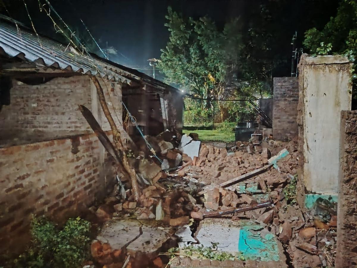  लगातार भारी बारिश के कारण रात करीब 11.30 बजे पुराने घर की एक दीवार ढह गई और एस्बेस्टस छत वाली इमारत पर गिर गई, जहां परिवार सो रहा था।