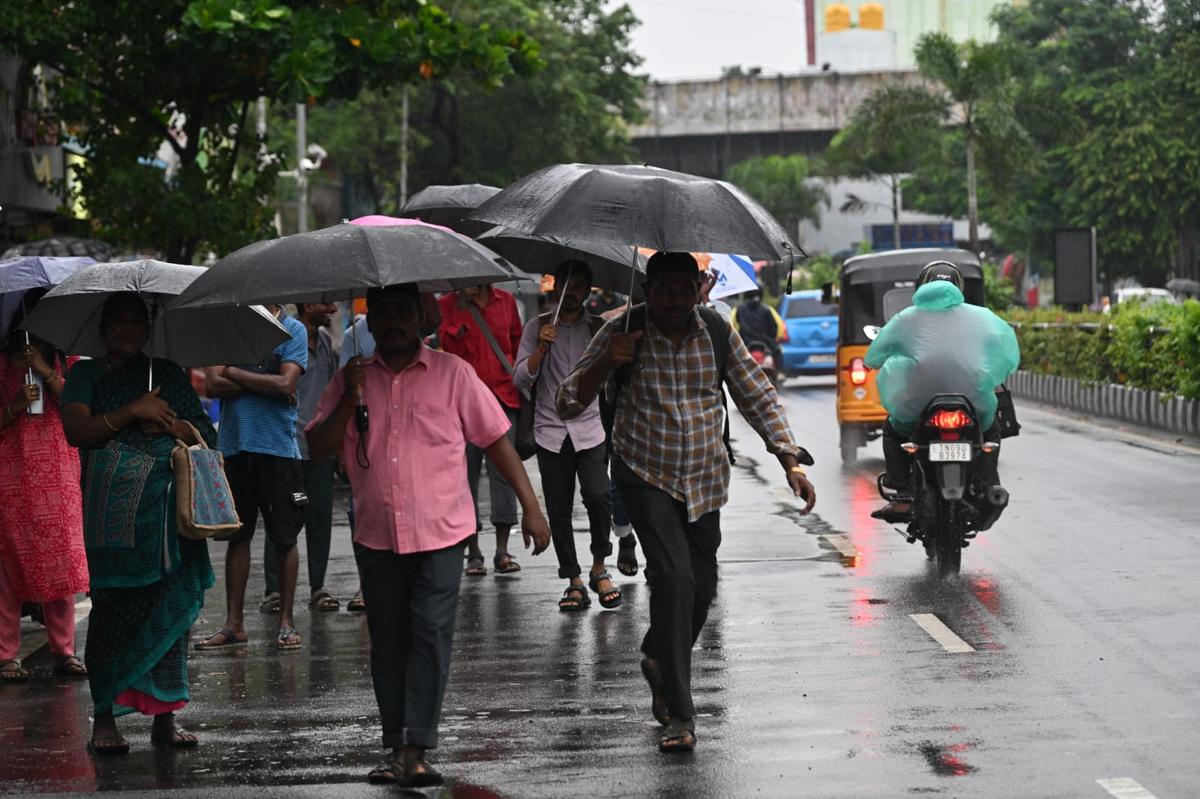 Fortes chuvas em Chennai como resultado do ciclone Montha na terça-feira Fortes chuvas em Chennai como resultado do ciclone Montha na terça-feira