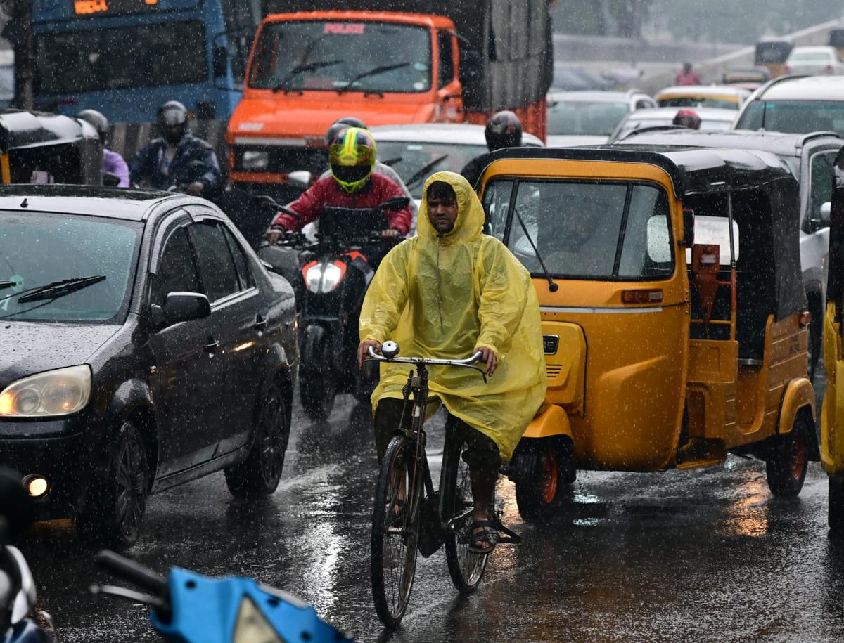 चेन्नई में भारी बारिश के कारण यात्रियों को परेशानी हुई