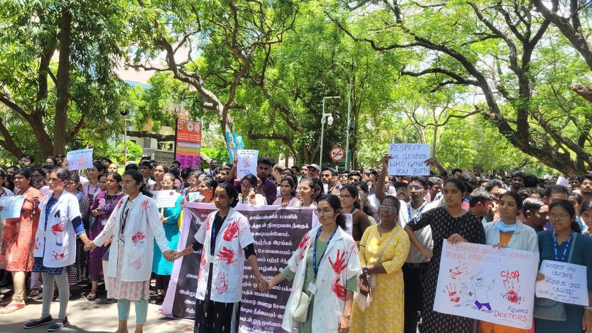 Medical fraternity in Puducherry form human chain as part of protest over Kolkata incident