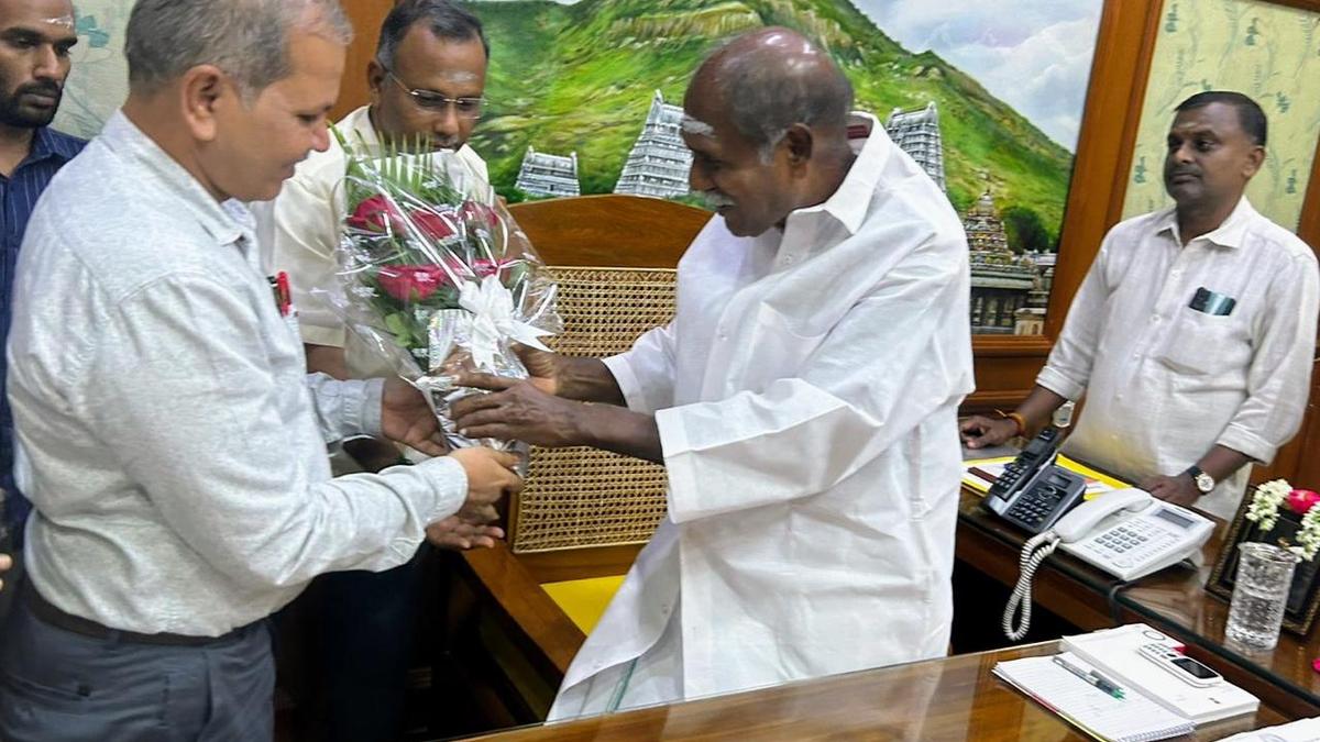 Pondicherry University VC meets CM; seeks support for expansion of physical education facilities