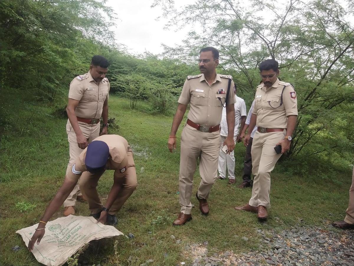 Cuddalore Superintendent of Police S. Jeyakumar inspecting the site near Usuppur railway gate where the accused was shot by the police on Sunday (November 23, 2025) morning. Cuddalore Superintendent of Police S. Jeyakumar inspecting the site near Usuppur railway gate where the accused was shot by the police on Sunday (November 23, 2025) morning.