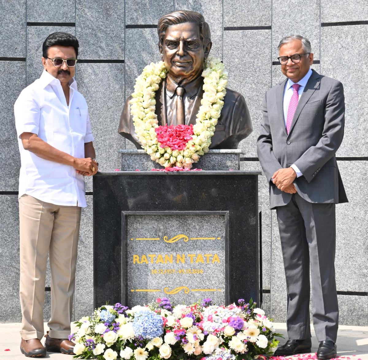 तमिलनाडु के मुख्यमंत्री एमके स्टालिन ने 9 फरवरी, 2026 को रानीपेट के पनापक्कम गांव में टाटा मोटर्स जगुआर लैंड रोवर (जेएलआर) संयंत्र के परिसर में रतन टाटा की प्रतिमा का अनावरण किया। इसमें टाटा संस और टाटा मोटर्स पैसेंजर व्हीकल्स लिमिटेड के अध्यक्ष एन.चंद्रशेखरन भी दिखाई दे रहे हैं। 