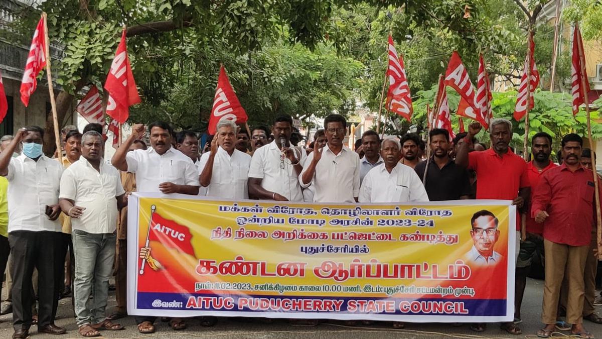 AITUC stages protest, condemns anti-people policies of the Centre