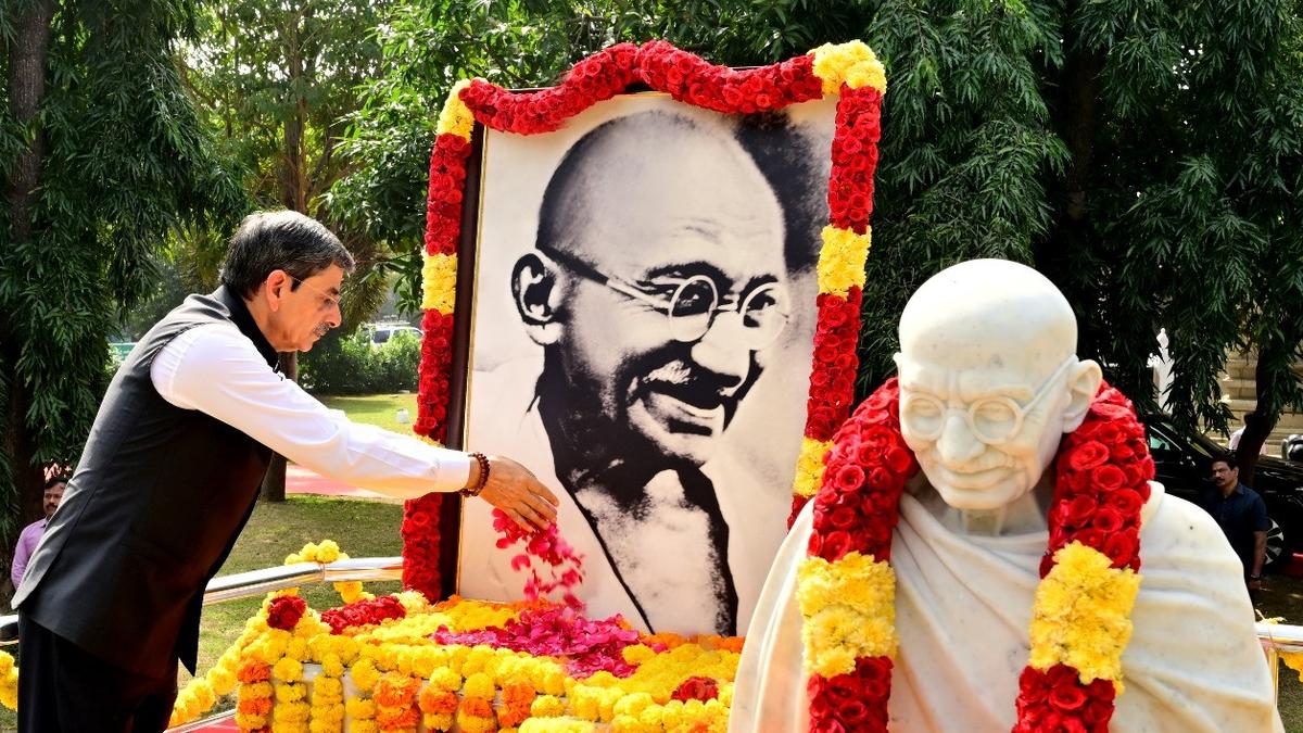 T.N. Governor criticises govt. over venue chosen to honour Mahatma Gandhi on death anniversary