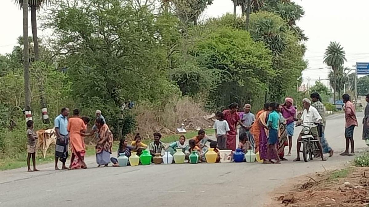 Residents block key stretch near Katpadi demanding resumption of water supply