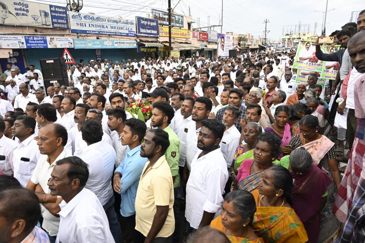 Supporters greet Mr. Palaniswami in Gobichettipalayam Supporters greet Mr. Palaniswami in Gobichettipalayam
