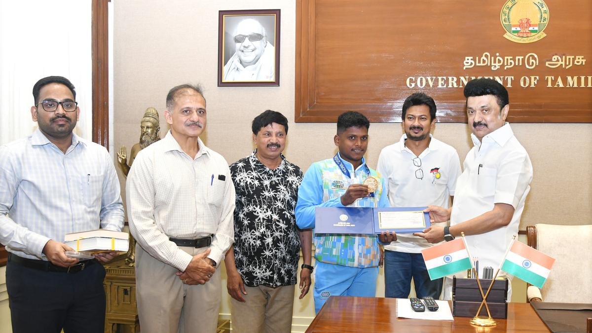 Chief Minister hands over incentive of ₹75 lakh to para athlete