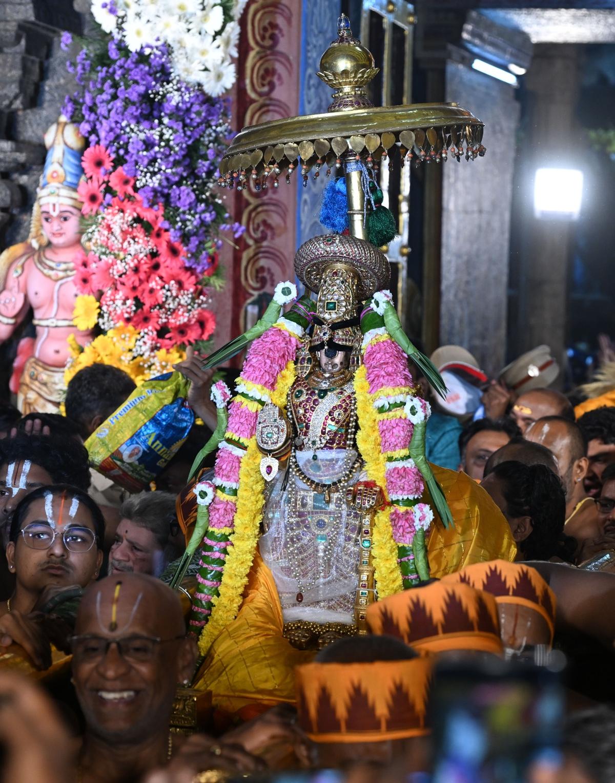 रत्न-जड़ित कवच और मालाओं से सुसज्जित श्री नामपेरुमल को सुबह लगभग 4.30 बजे एक पवित्र जुलूस में ले जाया गया।