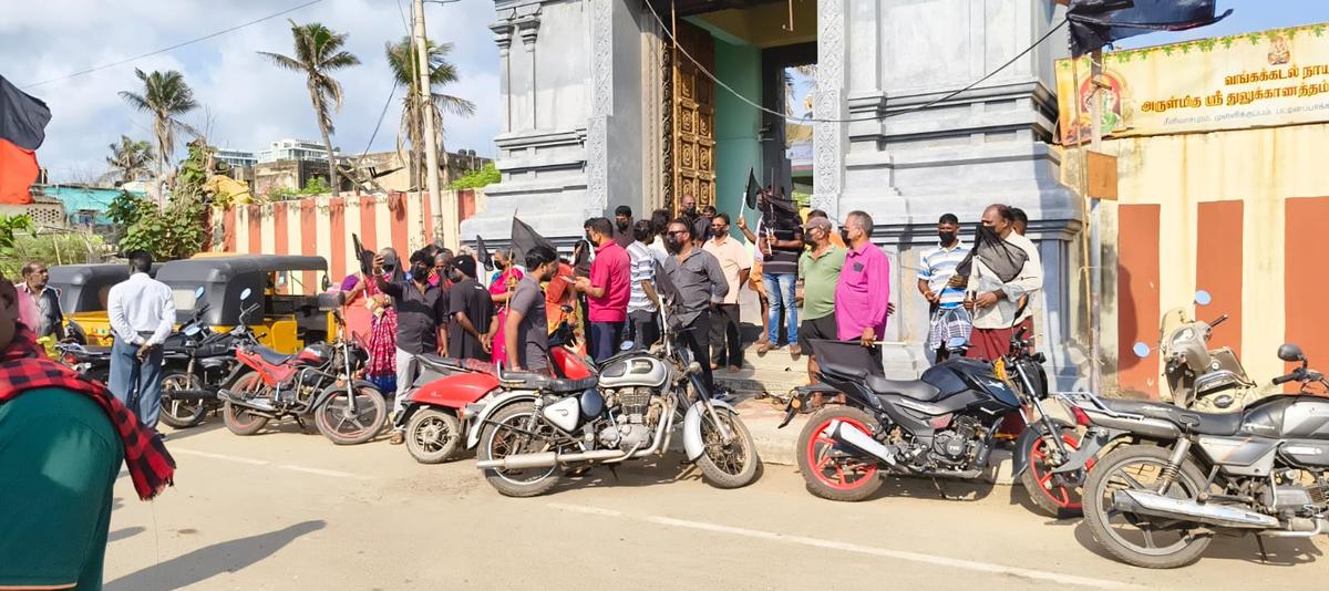 Fishermen of Srinivasapuram show black flags to Mylapore DMK candidate