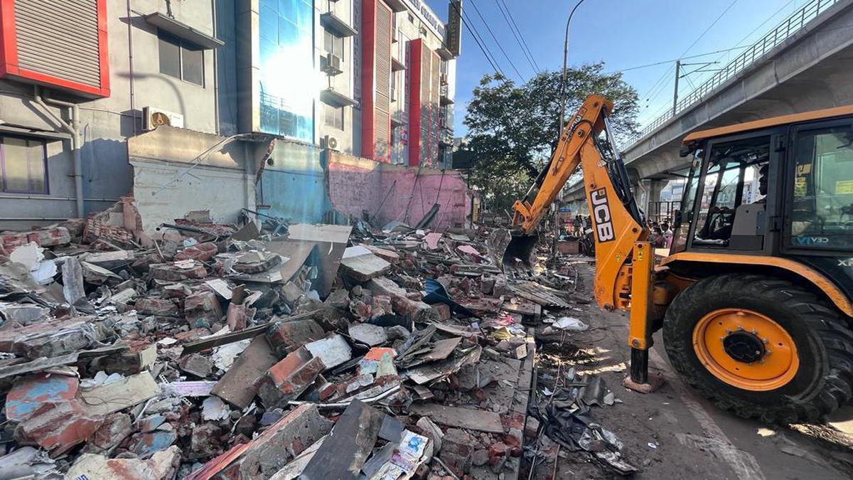 Highways removes encroachments near Koyambedu to provide connectivity to storm-water drain