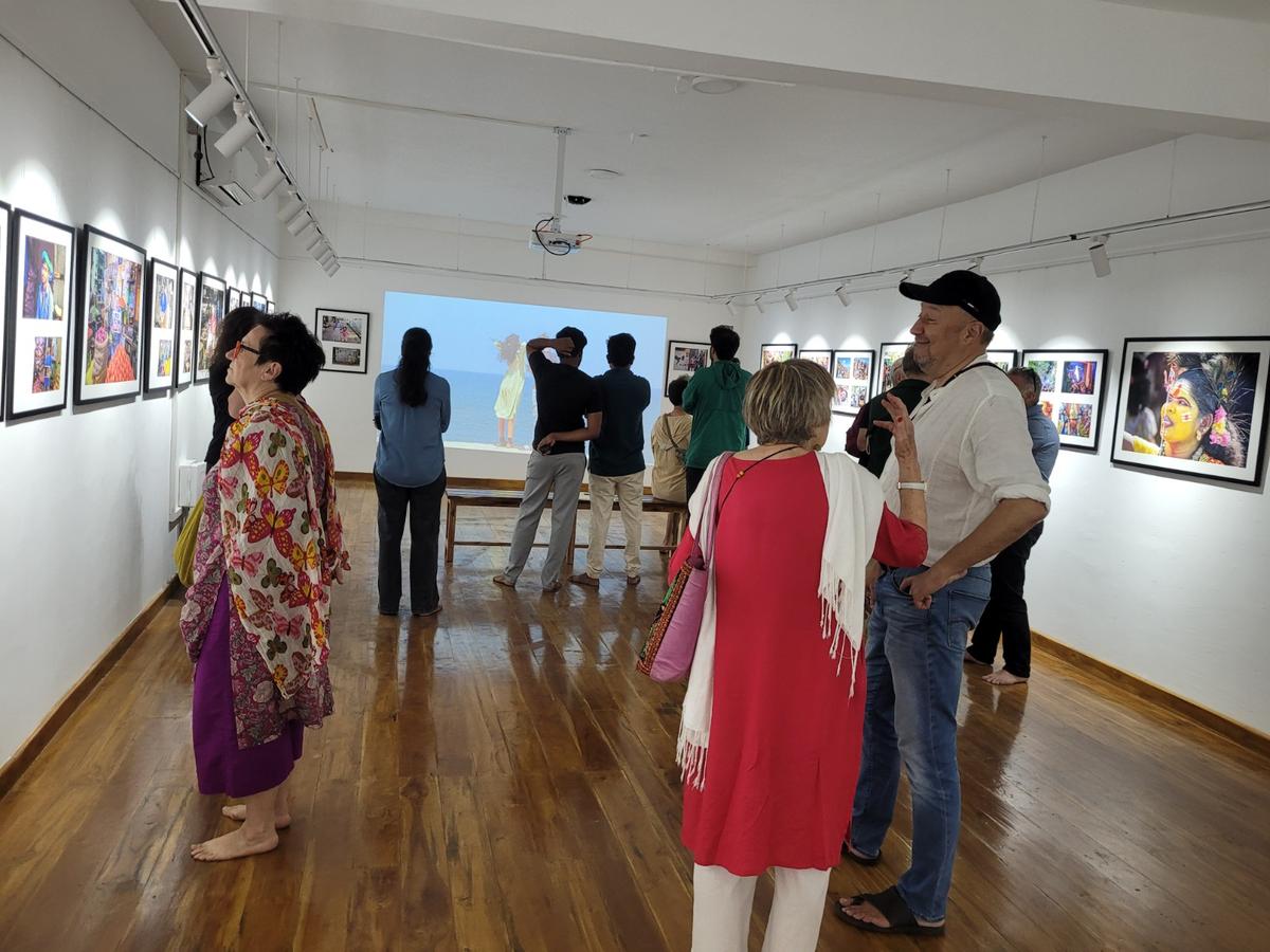 thehindu.com - Dinesh Varma - Photography as an act of giving, not just taking, in a lensman's romance with the city