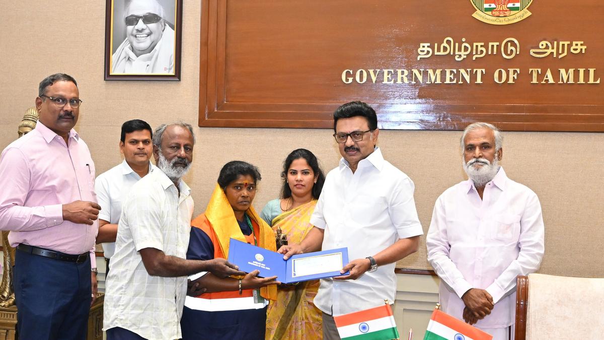 Sanitation worker returns bag with 45 sovereigns of gold jewellery to rightful owner