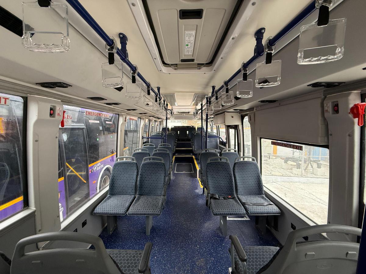 एक नई लॉन्च की गई ई-बस एक नई लॉन्च की गई ई-बस