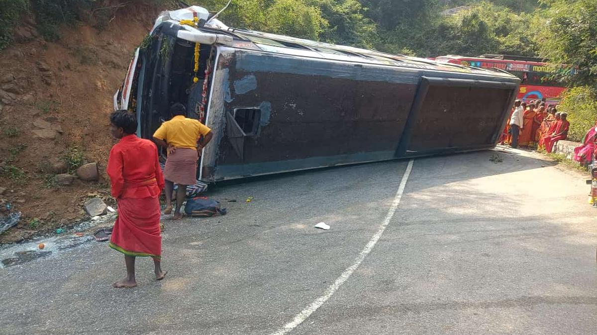 Over 20 pilgrims injured after tourist bus overturns in Vellore on T.N-A.P border