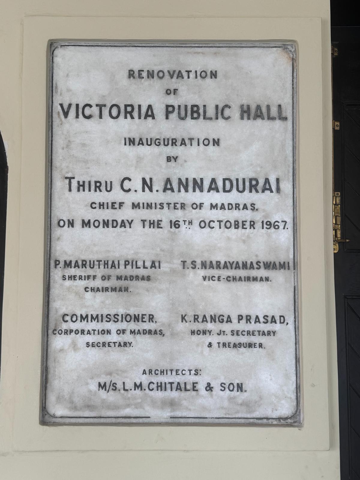 Una tablilla que conmemora la restauración del VP Hall por parte de CN Annadurai en 1967. Una tablilla que conmemora la restauración del VP Hall por parte de CN Annadurai en 1967.