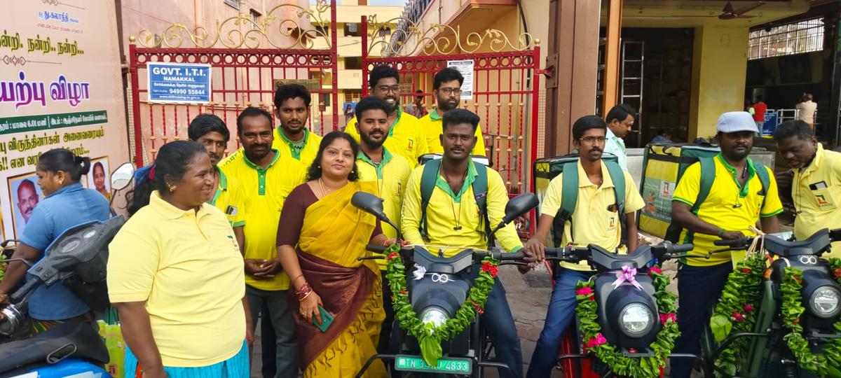 Restaurant owners in Namakkal started to deliver food through Zaaroz, a new online food delivery aggregator on July 7, 2025 Restaurant owners in Namakkal started to deliver food through Zaaroz, a new online food delivery aggregator on July 7, 2025