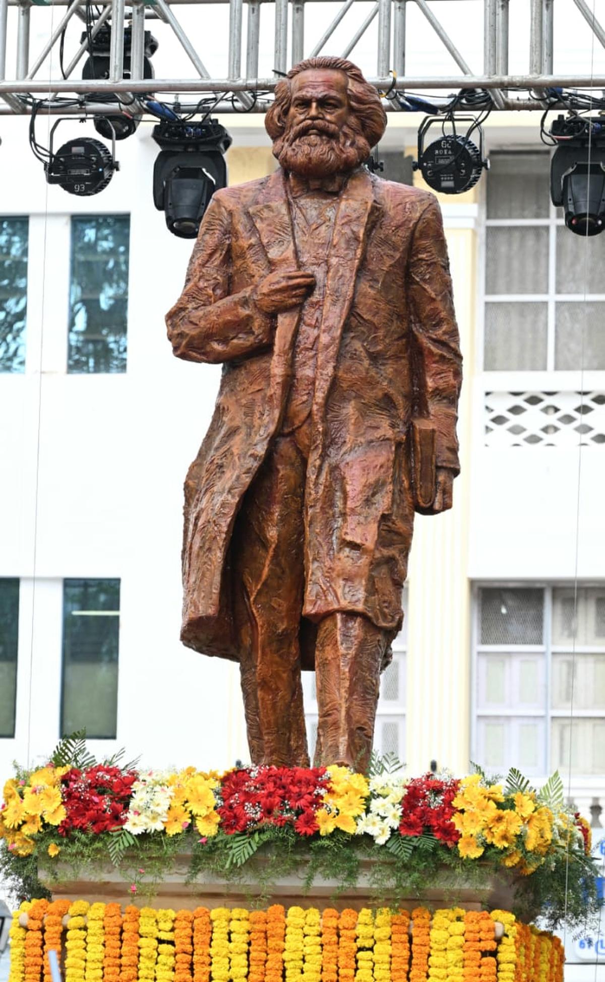 A recém-instalada estátua de Karl Marx