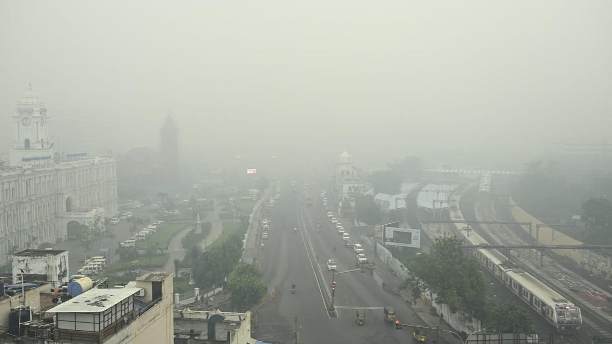 Chennai wakes up to thick smog on Bhogi day; visibility drops to 400 m at Meenambakkam