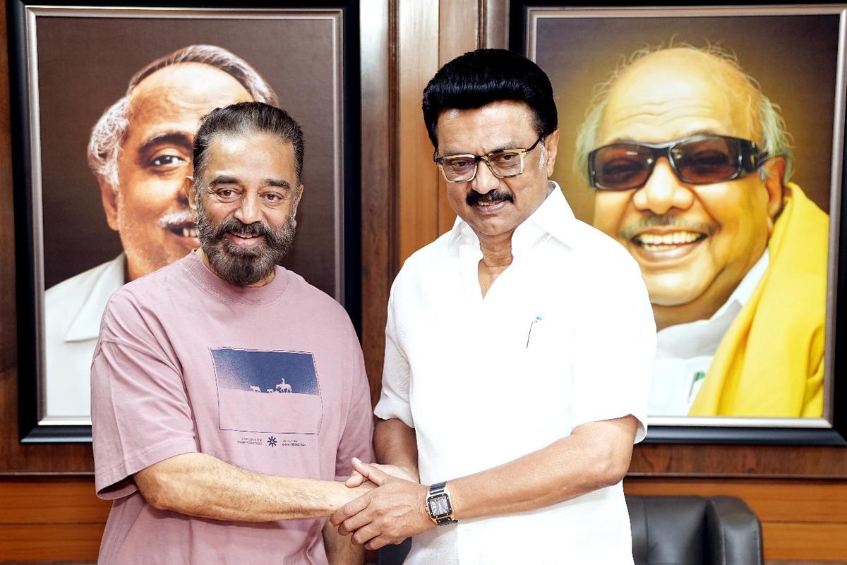 कमल हासन ने 30 मई, 2025 को चेन्नई में DMK मुख्यालय में तमिलनाडु के मुख्यमंत्री एमके स्टालिन से मुलाकात की। कमल हासन ने 30 मई, 2025 को चेन्नई में DMK मुख्यालय में तमिलनाडु के मुख्यमंत्री एमके स्टालिन से मुलाकात की।