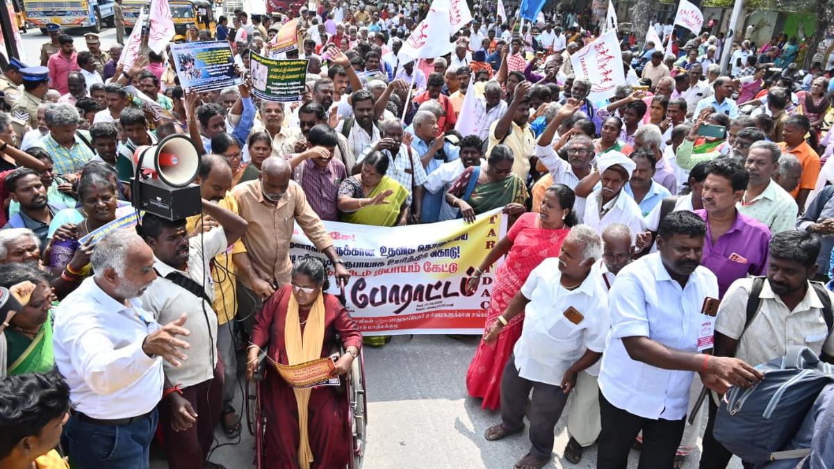 Persons with disabilities continue protest for fifth consecutive day demanding increase in monthly assistance