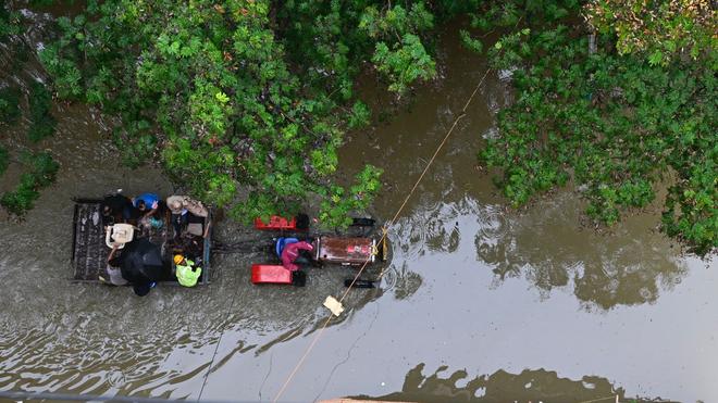 Bengaluru-rains-Civic-chief-inspects-flooded-areas-tractors-deployed-in-Kendriya-Vihar-apartment