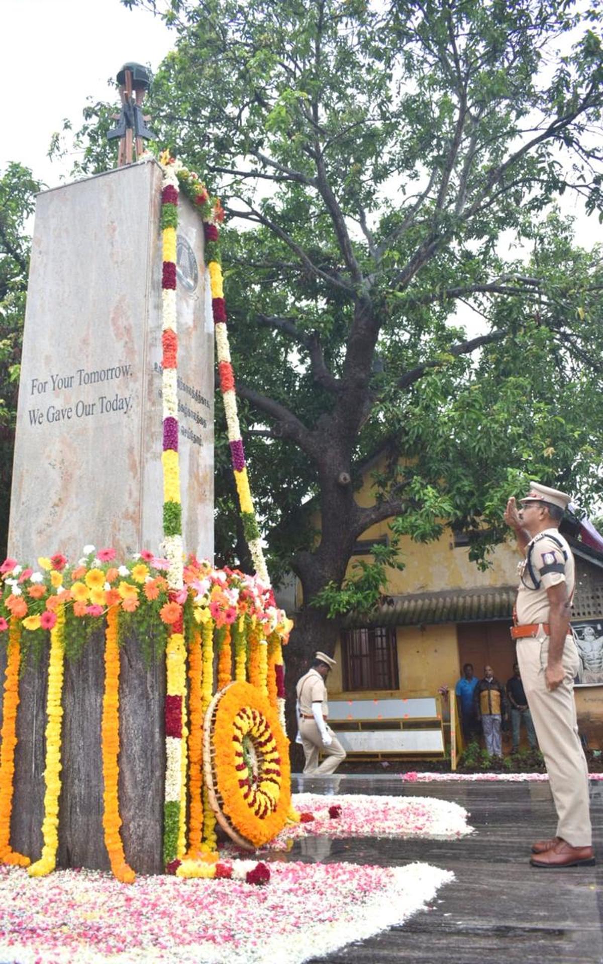 Cuddalore Superintendent of Police S. Jeyakumar pays homage to police personnel who laid down their lives while on duty, on Police Commemoration Day, at the Armed Reserve grounds in Cuddalore on October 21, 2025 Cuddalore Superintendent of Police S. Jeyakumar pays homage to police personnel who laid down their lives while on duty, on Police Commemoration Day, at the Armed Reserve grounds in Cuddalore on October 21, 2025