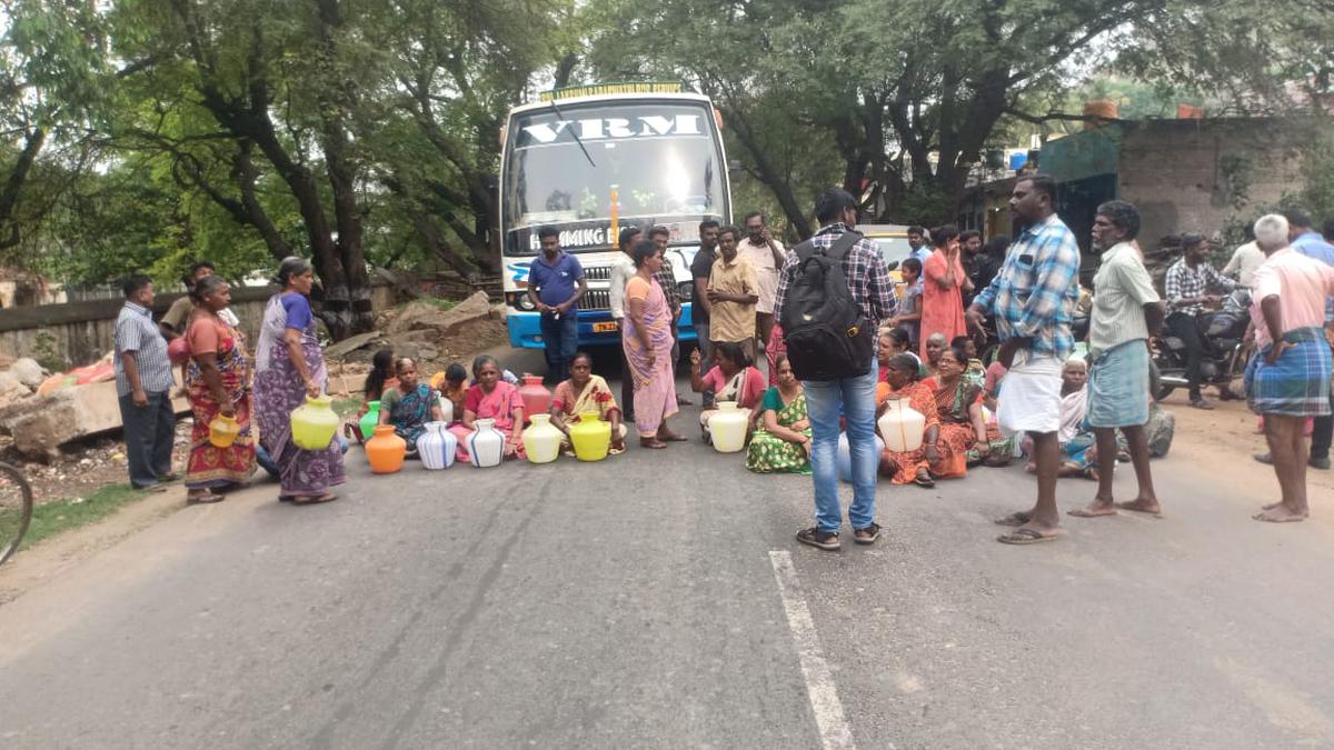 Residents block key stretch in Gudiyatham, demanding regular water supply