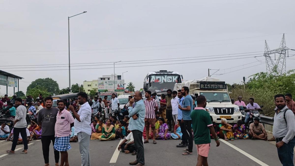 Residents block Arakkonam-Thakkolam Main Road in Ranipet against power outage