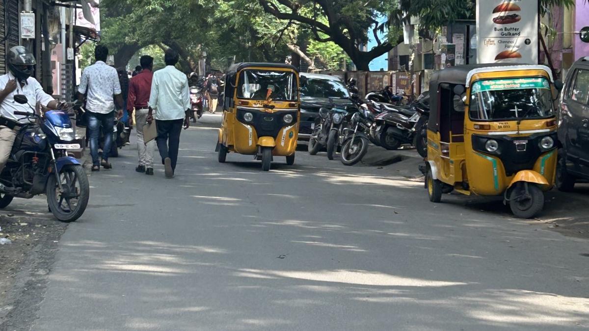 Unauthorised parking on service roads causes hardship to motorists