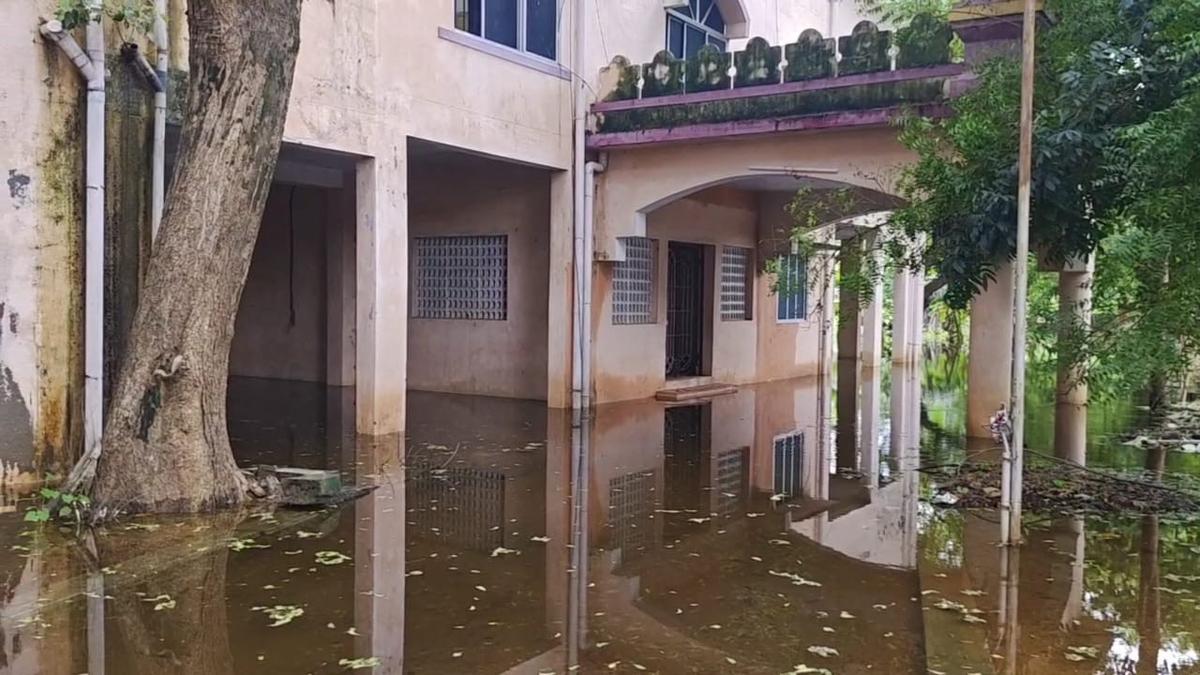 Judges’ Quarters in Gudiyatham flooded due to lake breach