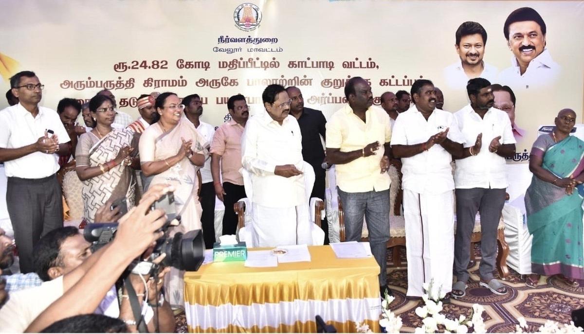 Minister for Water Resources Duraimurugan inaugurating the ₹24.82 crore new dyke built across Palar river at Arumparuthi village near Katpadi in Vellore on Wednesday. Minister for Water Resources Duraimurugan inaugurating the ₹24.82 crore new dyke built across Palar river at Arumparuthi village near Katpadi in Vellore on Wednesday.