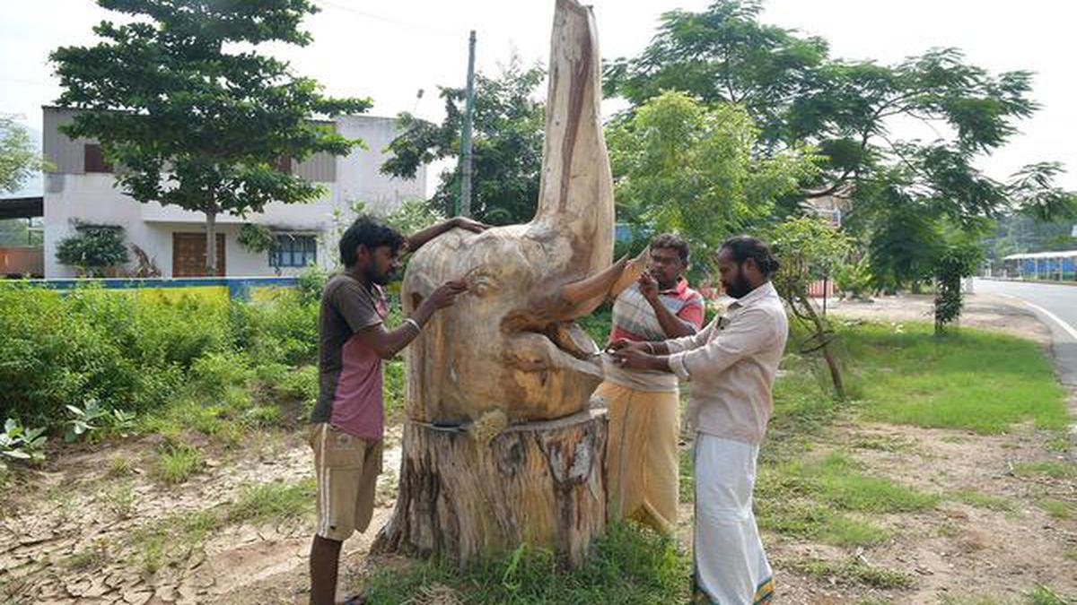 In Tiruvannamalai, sculptors bring dead wood to life