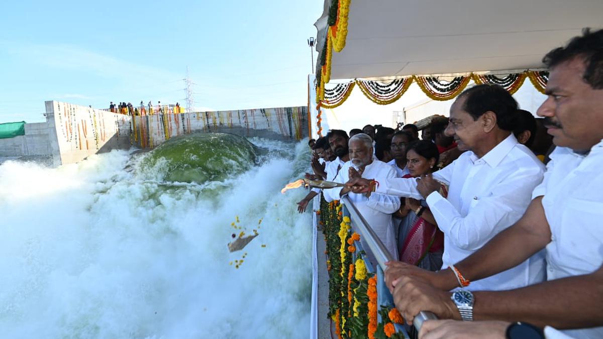 KCR commissions first pump of Palamuru-Rangareddy project