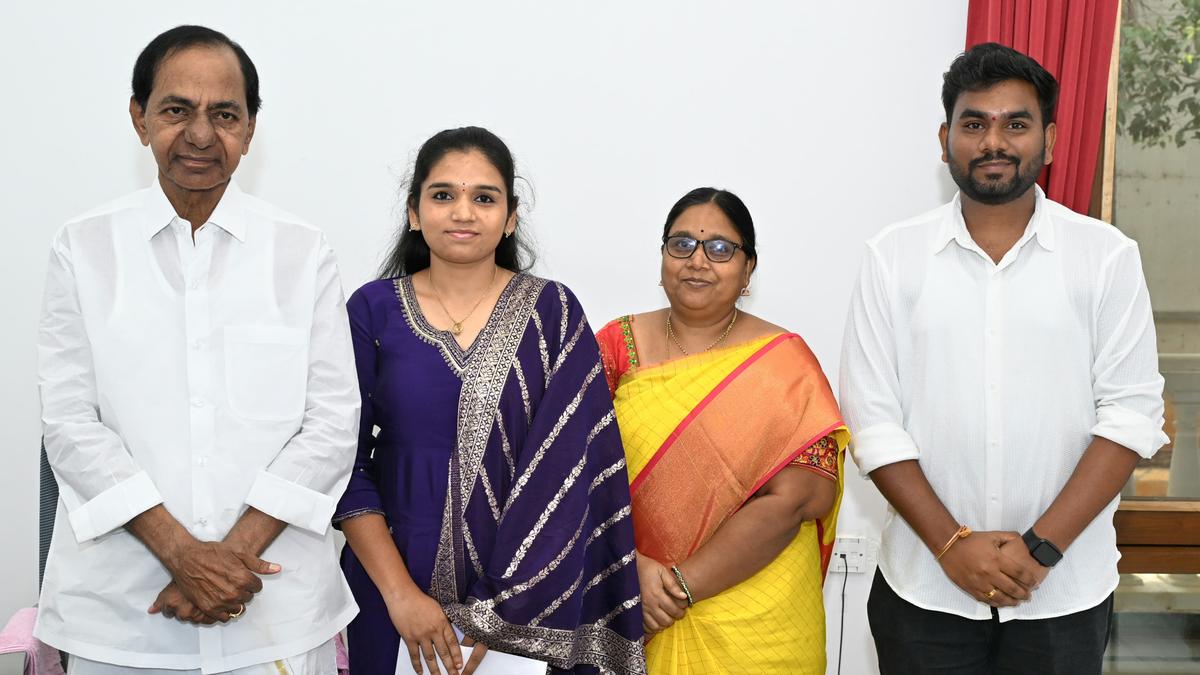 KCR extends financial assistance to Telangana martyr’s family
