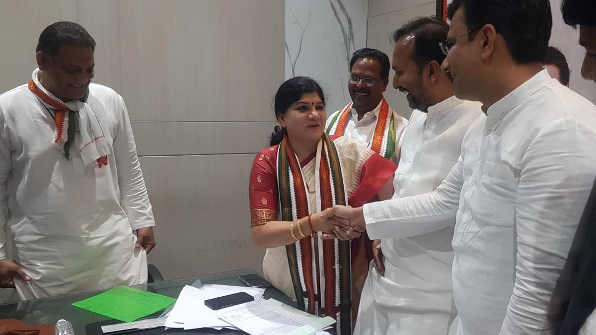 Congress hands over Form-B to candidates