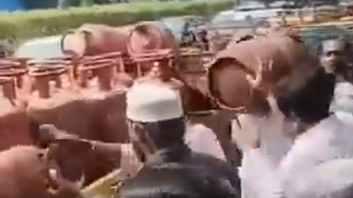 Crowd tries to grab LPG cylinders from moving tempo in Shaikpet