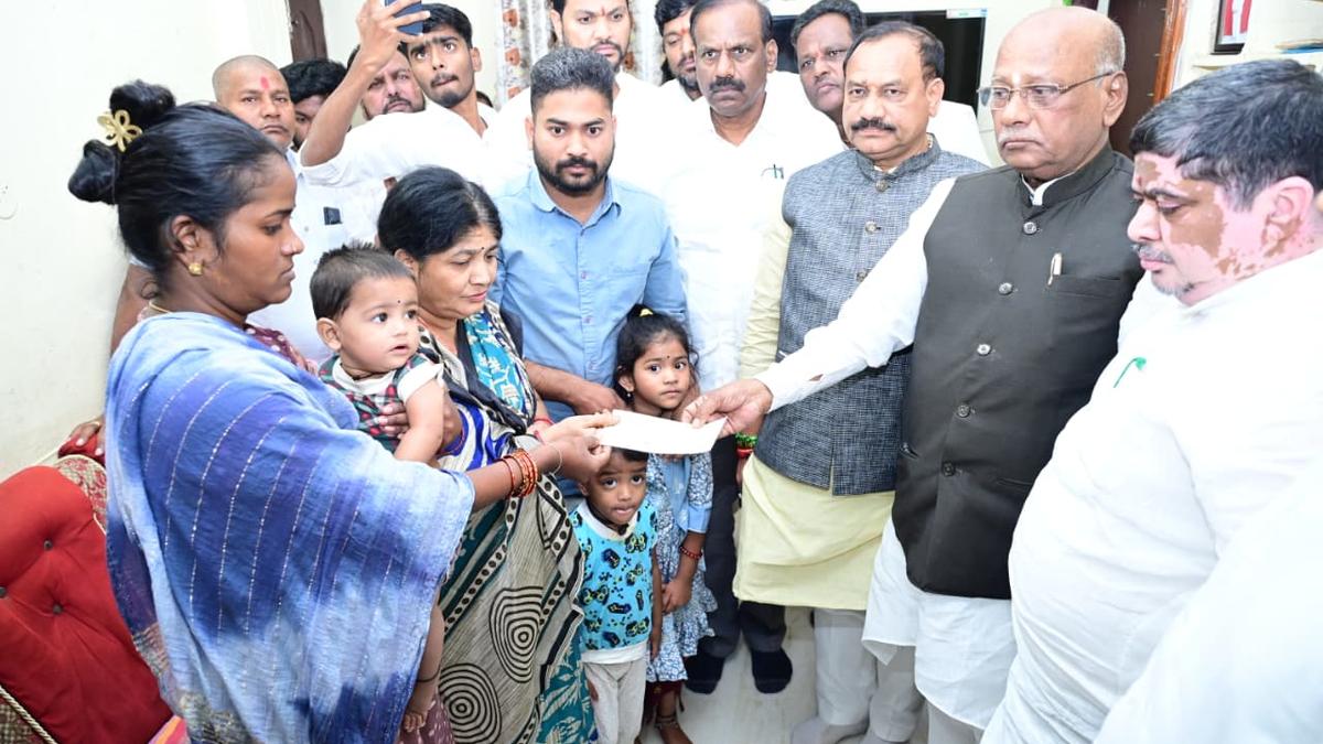Govt. gives ₹5 lakh to Eashwarachary family; TPCC chief reassures BC community on reservation