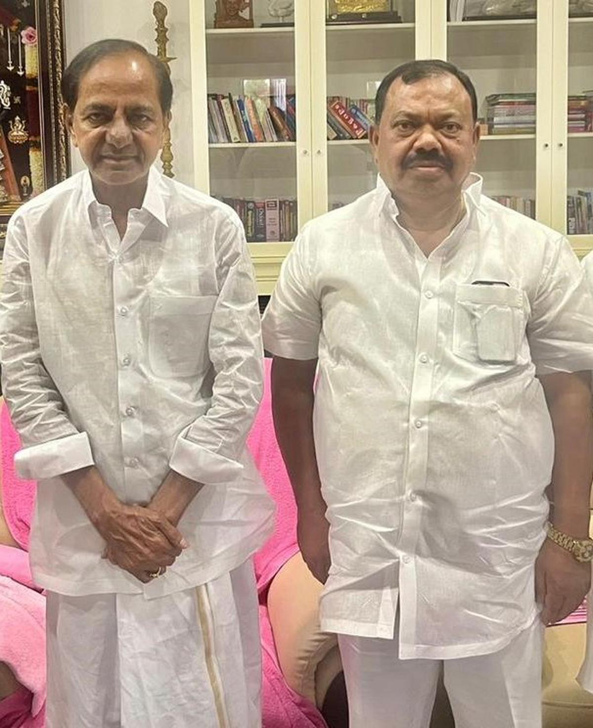 BRS chief K. Chandrasekhar Rao with party candidate for Bhongir LS seat Kyama Mallesh.