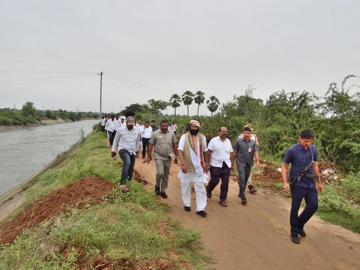 Minister for Irrigation N. Uttam Kumar Reddy walking on NS Left Canal bund near Kagitha Ramachandrapuram village of Nadigudem mandal in Suryapet district on Monday.