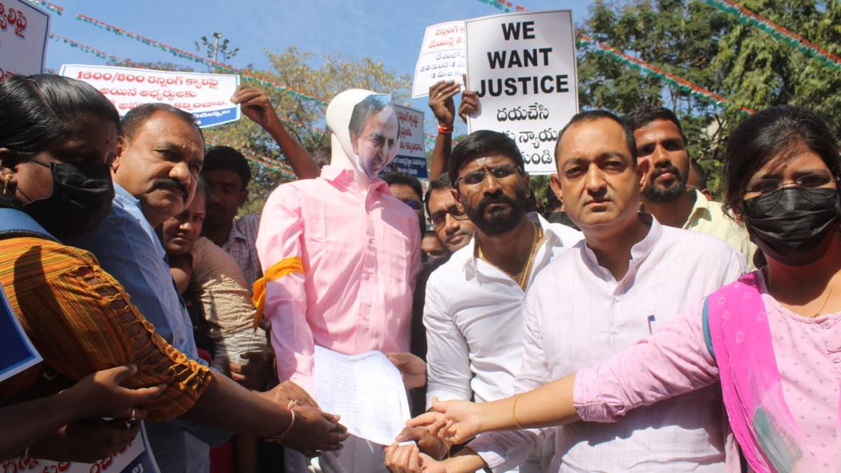 SI and constable aspirants stage dharna at Gandhi Bhavan against the Govt