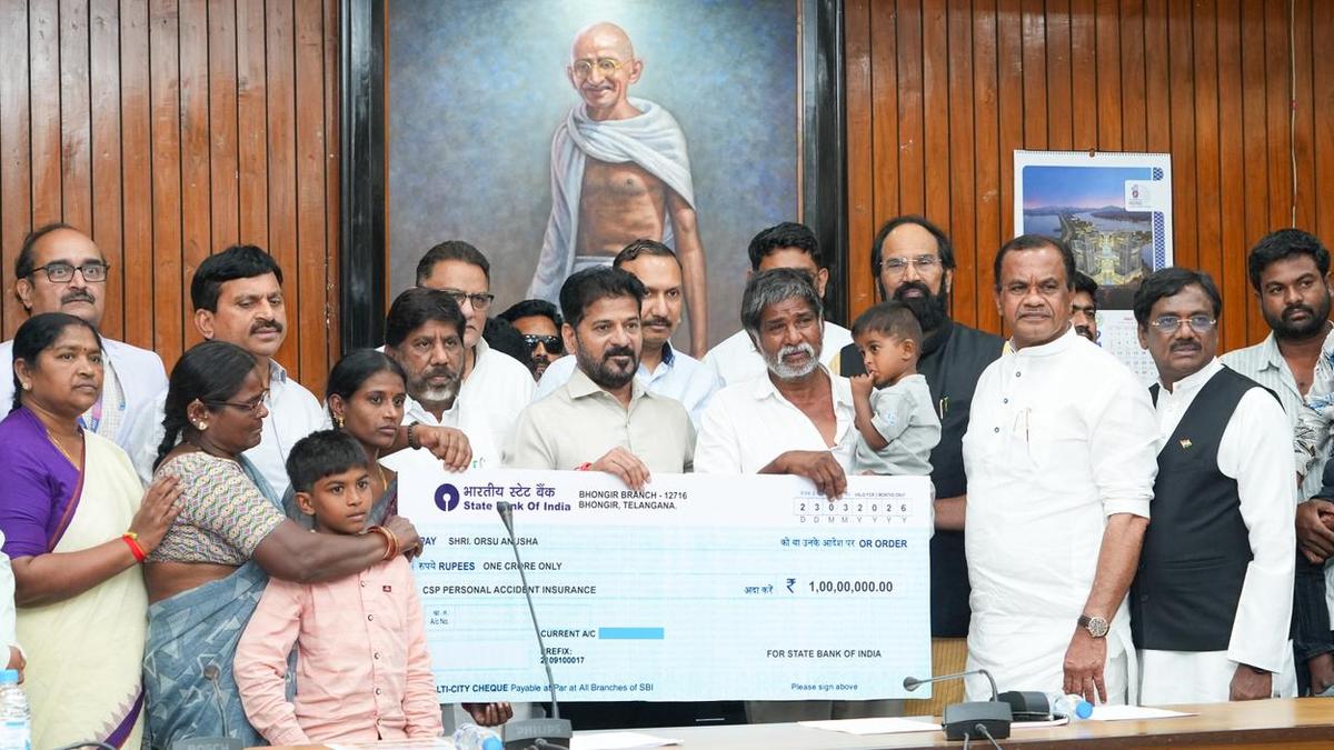 CM distributes ₹1 crore insurance cheques