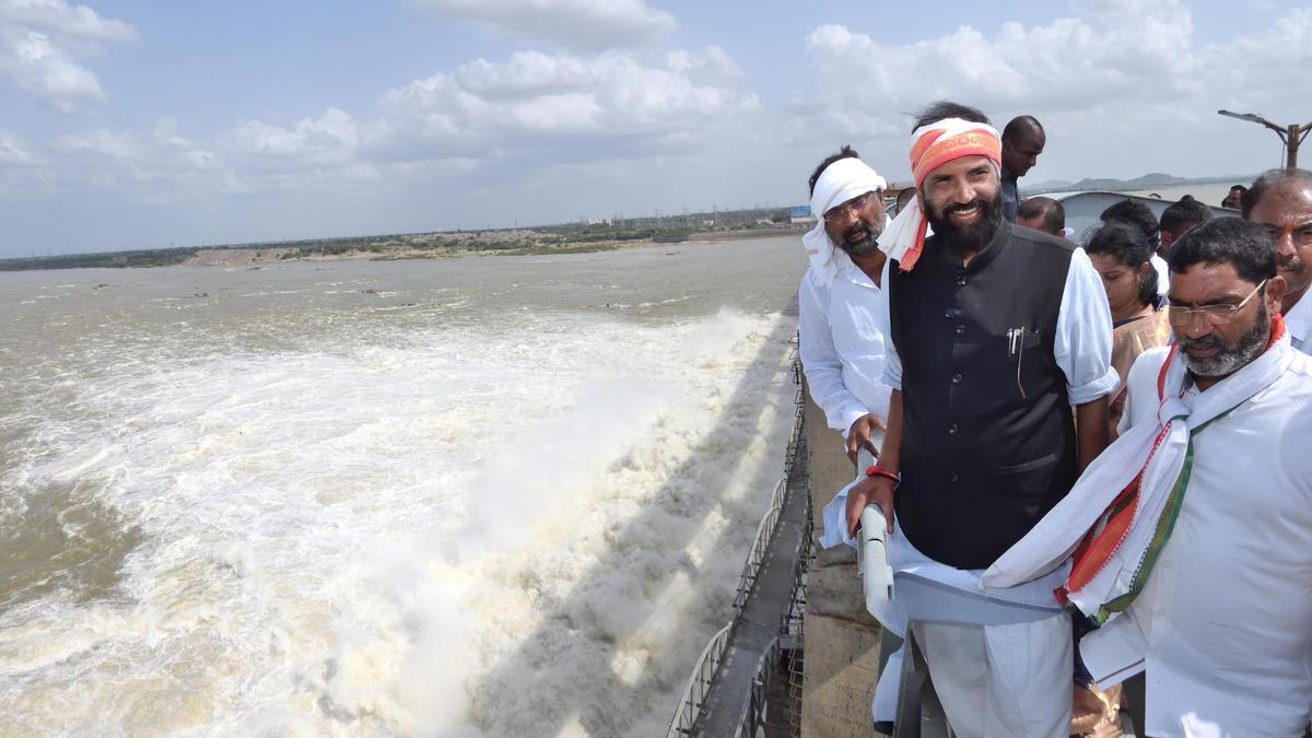 BRS spreading false propaganda on safety of Jurala and Manjeera projects, says Irrigation Minister