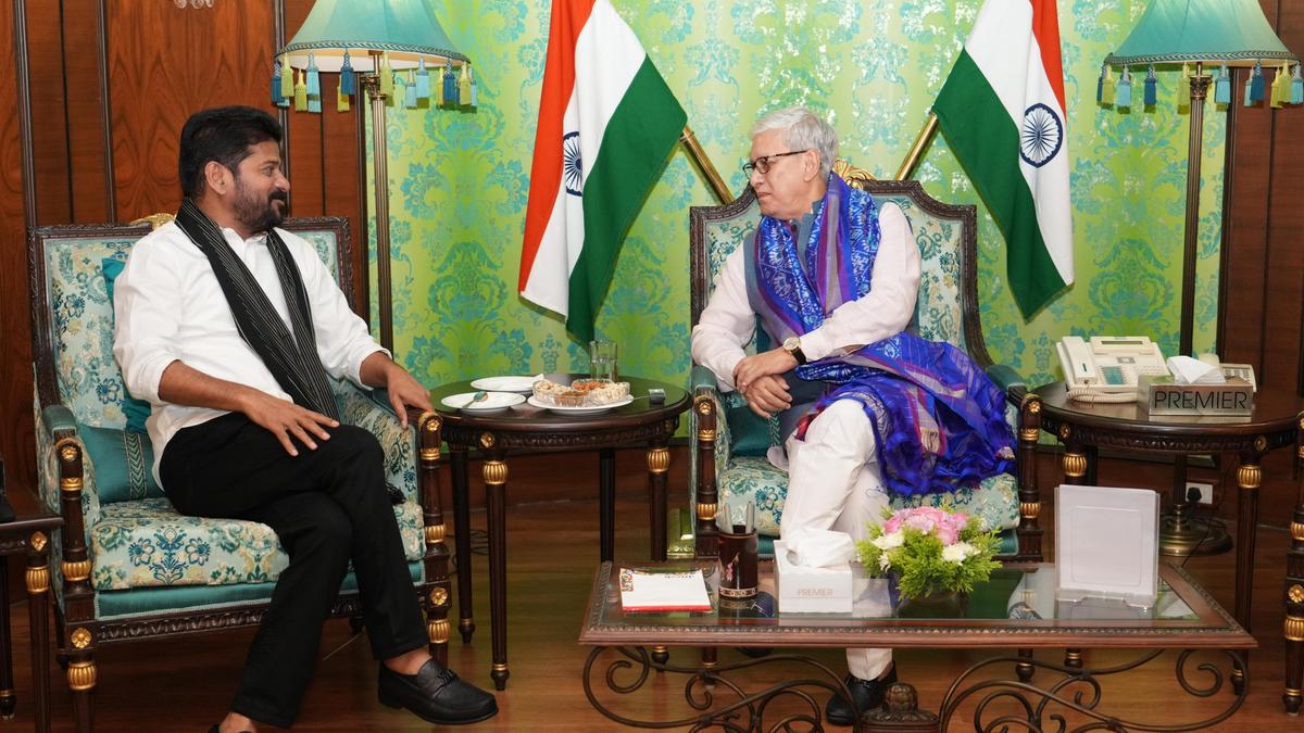 Chief Minister meets Governor to appraise him of situation in Telangana