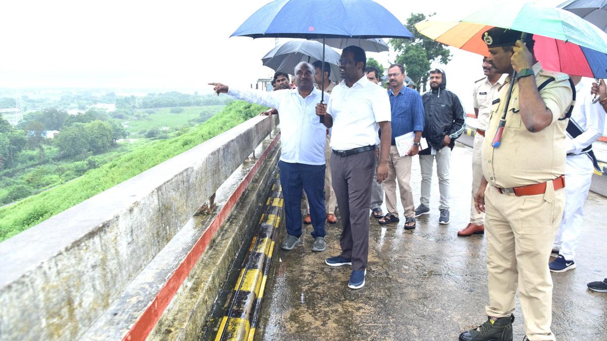 Keep people living along Godavari below SRSP on alert: Nizamabad Collector to revenue officials