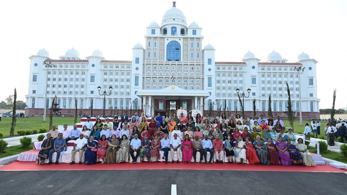 Retired bureaucrats visit new Secretariat building