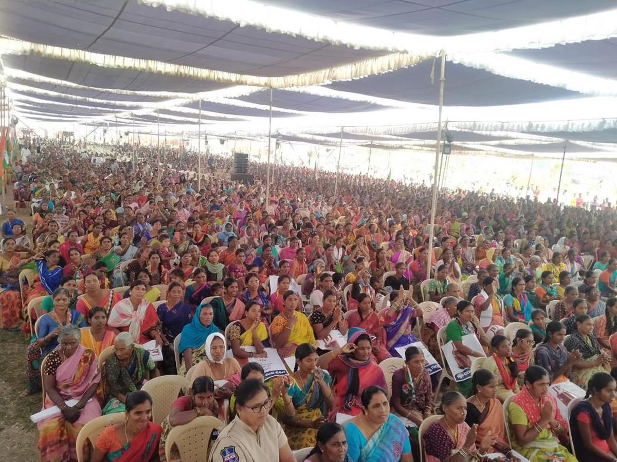 Congress ‘women garjana’ at Munugode invokes women sentiment